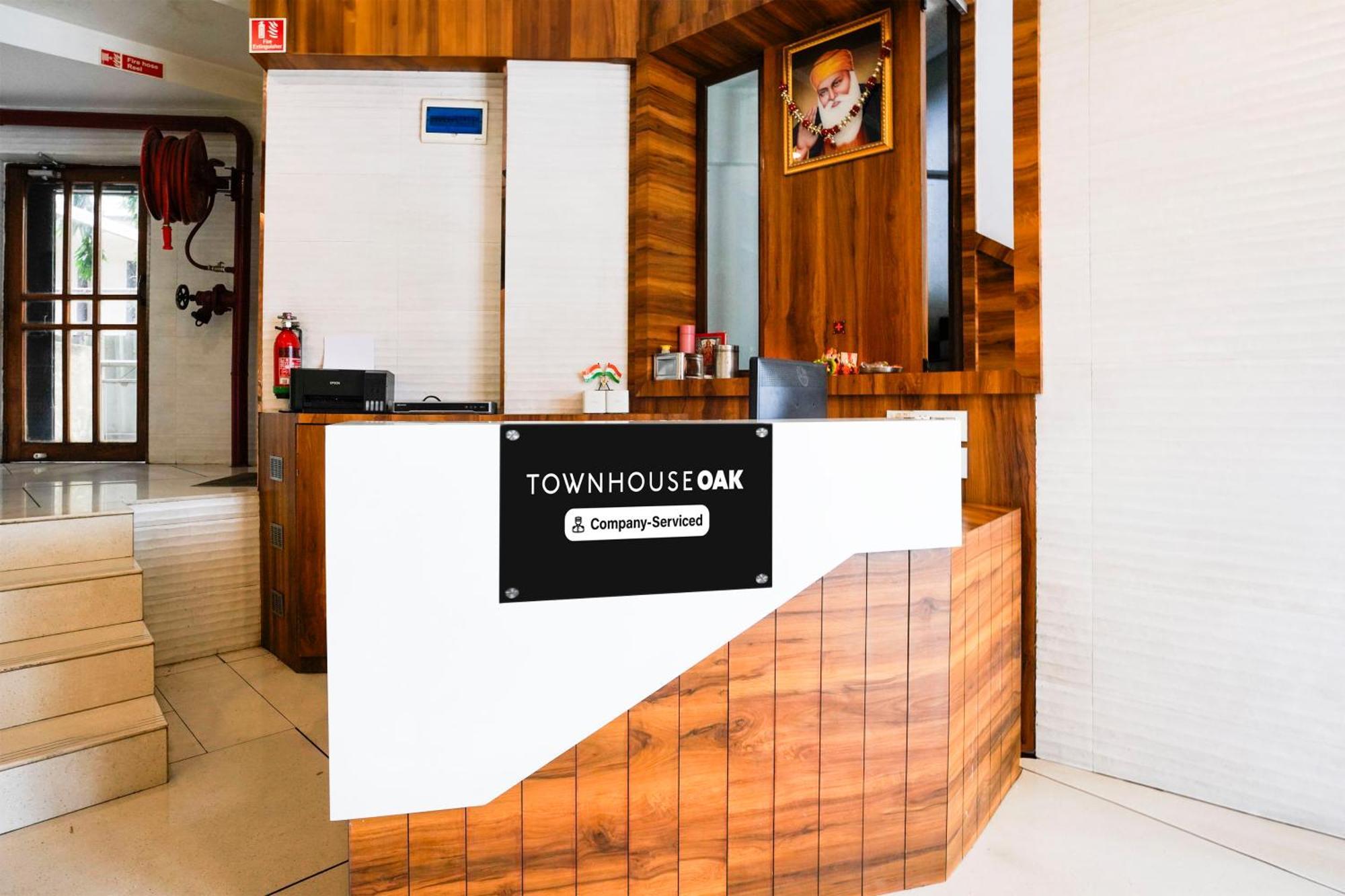 Super Townhouse Oak Vashi Hotel Turambhe Exterior photo